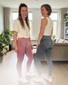 Twee lachende vriendinnen in Contoura shaping leggings thuis